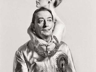 Los forenses han extraído pelo, uñas y dos huesos largos de Dalí