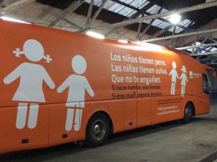 Un auto da luz verde al bus de Hazte Oír y lo compara con los tuits de Zapata o la protesta de Maestre en la Complutense