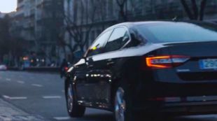 El Ayuntamiento pide determinar si la oferta de Uber al aeropuerto es competencia desleal