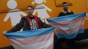 Arcópoli, "indignada" por la decisión judicial que permite circular al "autobús del odio" de Hazte Oír