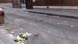 La basura se acumula en los alrededores de la Plaza Ángel Carbajo.