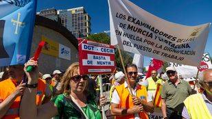 Los examinadores de tráfico siguen en pie de guerra y piden la dimisión del director de la DGT