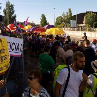 Un centenar de personas pide "ilegalizar el PP"