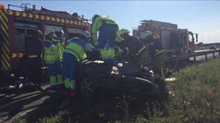 Hospitalizada una mujer tras salirse de la vía con su coche descapotable en la M-50
