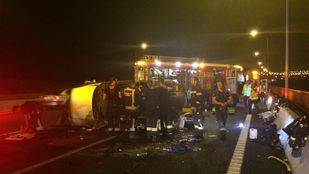 Un hombre en estado grave tras volcar con su vehículo