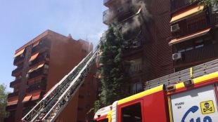 Heridos graves un octogenario y un bombero en el incendio de una casa de Vallecas