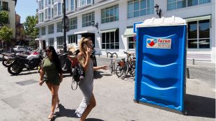 La experiencia piloto de los urinarios públicos de Centro, también para mujeres