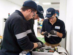 "Miles" de estudiantes se quedan sin plaza en la FP, según UGT