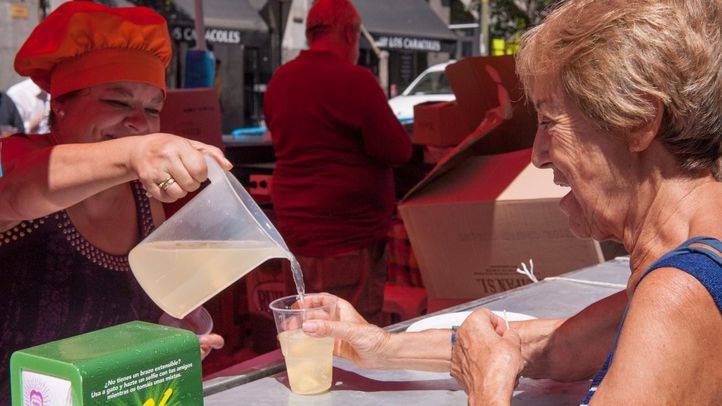 Aperitivo vecinal en la Plaza del Cascorro por las fiestas de San Cayetano.