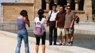 Vecinos de La Latina piden limitar los alquileres turísticos para evitar la turismofobia en Madrid