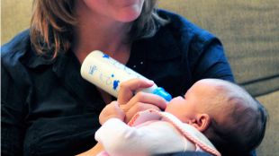 El 99,65% de los niños nacidos en julio mantienen el apellido paterno