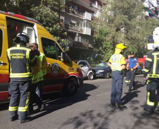 Los equipos de emergencias en el indencio de la Avenida Donostiarra