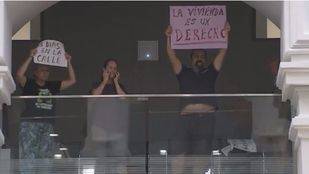 Lidia y Santi, la pareja desahuciada en Carabanchel, cumplen 50 días acampados frente a la Junta