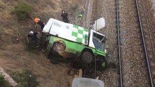 Camión volcado en las vías del tren.