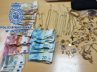 Detenidos dos 'marca pisos' mientras desvalijaban una vivienda en Latina