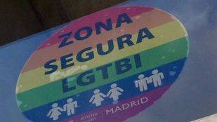 Pegatina arcoíris de la campaña 'Zona segura LGTBI' contra las agresiones homófobas.
