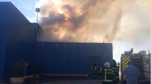 Extinguido un incendio en una nave industrial de una fábrica de plásticos en Vicálvaro
