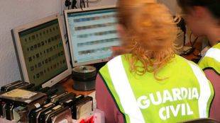 Foto de archivo de la Guardia Civil investigando delitos telemáticos.