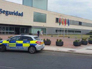 La Policía Municipal de Alcorcón devuelve a su dueño una cartera con 845 euros extraviada en una gasolinera