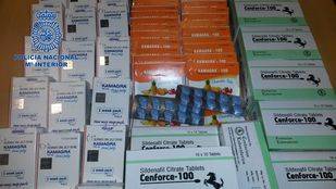 Se han intervenido más de 1.200 comprimidos y 140 sobres de sustancias para la disfunción eréctil, 600 euros en efectivo y un teléfono móvil