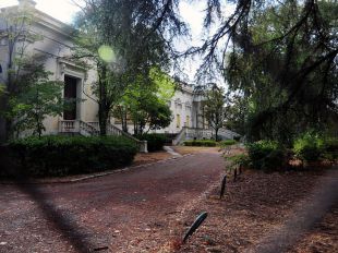 Cifuentes asegura que "estudian la manera" de abrir la Finca de Vista Alegre