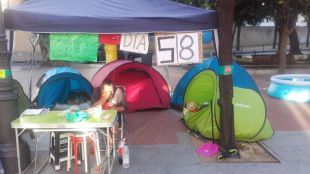 La pareja acampada en Carabanchel exige soluciones en la Plaza de la Paloma