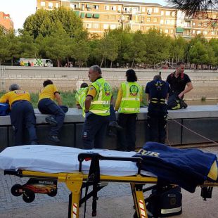 Los Bomberos rescatan a una persona que había caído al Manzanares
