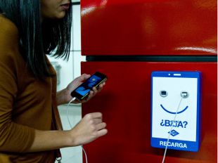 'Metros de batería': el suburbano instalará más de 2.200 conectores USB en sus andenes