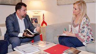 Pedro del Cura y Cristina Cifuentes durante la reunión que han mantenido en la Comunidad.