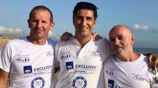 Javier Sanz, nadador de Alcobendas, con dos de los miembros del equipo que cruzarán el Canal de la Mancha