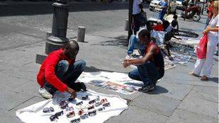 El 'top manta' crece más de un 37% en la capital