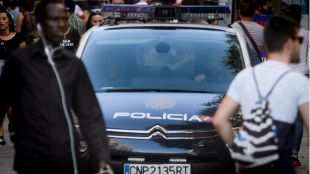 Dos policías fuera de servicio arrestan a dos jóvenes que robaron un coche