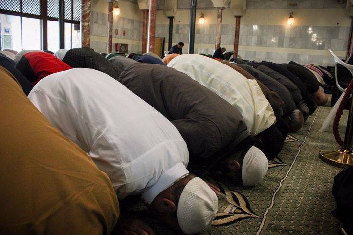 Musulmanes rezando en el Centro Cultural Islámico de Madrid. (Archivo)