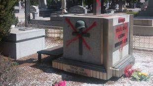 Pintadas antifascistas en el Cementerio de La Almudena
