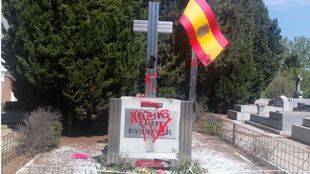 Aparecen nuevas pintadas en el cementerio de la Almudena