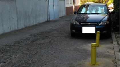 Bolardos robados al Ayuntamiento.