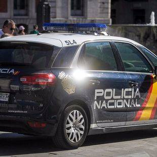 Agrede a su pareja y lanza cuchillas de afeitar a la Policía