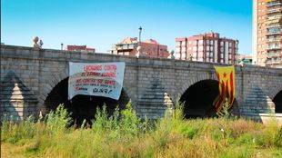 Pancarta y bandera independentista catalana colocada por la organización Arran en el Puente de Segovia.
