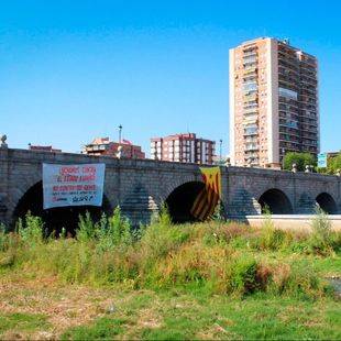 Retirada una enorme estelada del Puente de Segovia