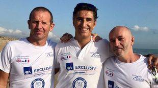Javier Sanz, nadador de Alcobendas, con dos de los miembros del equipo que ha tenido que abandonar la causa