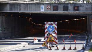 Corte de tráfico en el túnel de la avenida del Planetario por desprendimientos.