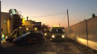Los servicios de emergencias en la empresa donde le trabajador ha quedado atrapado en una máquina
