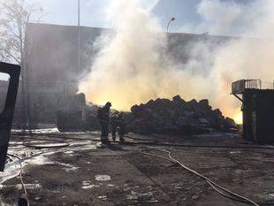 Extinguido el incendio que generó una nube tóxica
