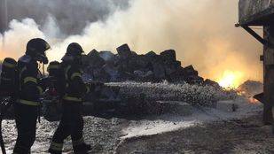El incendio en una nave industrial de Fuenlabrada que ha provocado una nube de humo tóxico