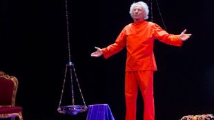 ‘El Brujo’ se pasa al yoga en el Alcázar