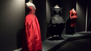 La historia del modisto Manuel Pertegaz a través de sus trajes