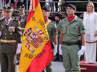 Cifuentes defiende la jura de bandera