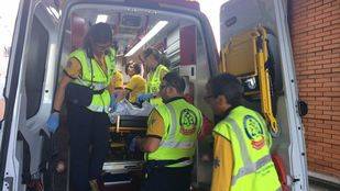 Los servicios de emergencias, trasladando al septuagenario al hospital tras ser atropellado en Villaverde.