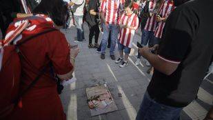 La placa de Hugo Sánchez, llena de basura