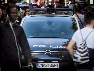 Siete detenidos por arrojar a un hombre por un balcón